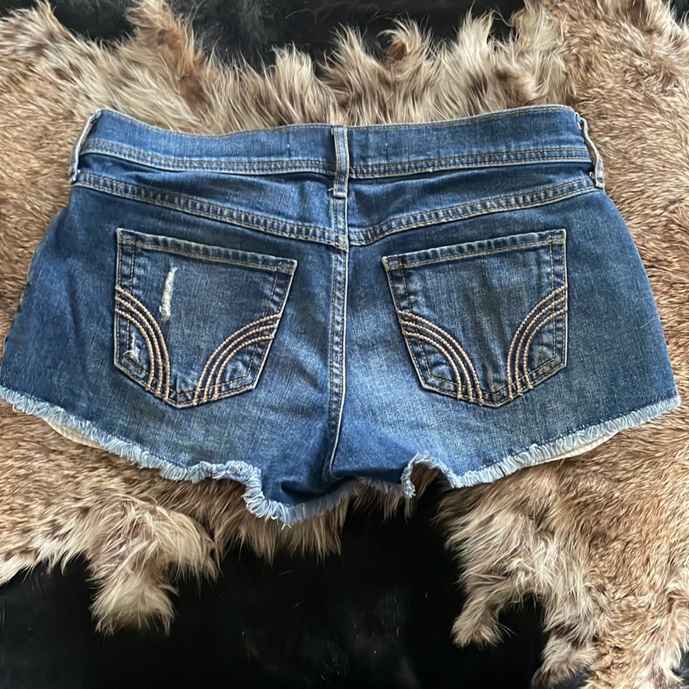 Hollister Short-Short low-rise jeans shorts W27 with factory Hollister patches - Picture 2 of 2